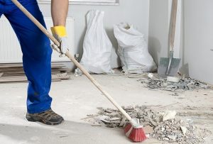 Faça limpeza durante a obra para preservar acabamentos e facilitar mudança