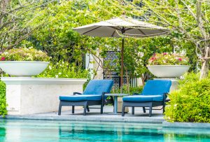 10 passos para transformar a área de piscina da sua casa